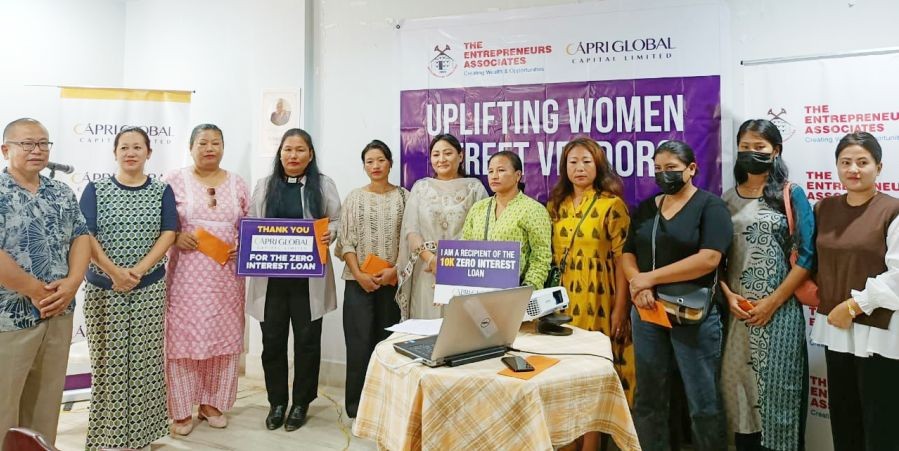 Women street vendors, alongwith tEA executives and Annie Jain at the programme on November 7.